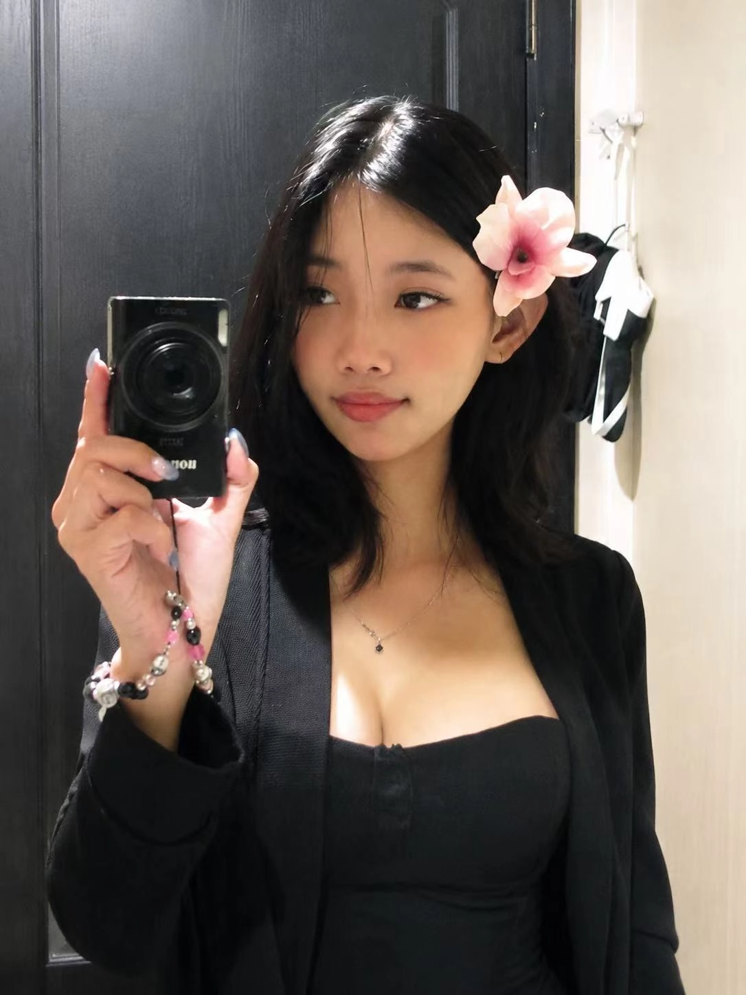 芳儿胡志明个人照片1